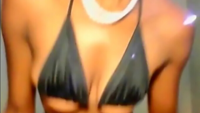 Regardez Une Superbe Femme Noire Jouer Avec Un Jouet Sexuel Devant La Caméra