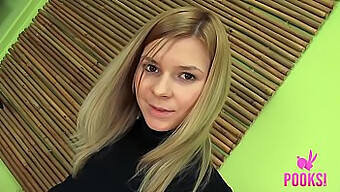 Руска Тинејџерка Елизабет Џеј Се Скида И Позира Гола На Поокси.Цом.