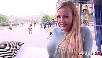 Inauguracyjny Publiczny Seks Candy Alexy Z Wysoką, Blond Pięknością.