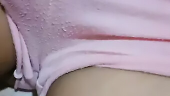 Janda的大自然乳房在自制视频中